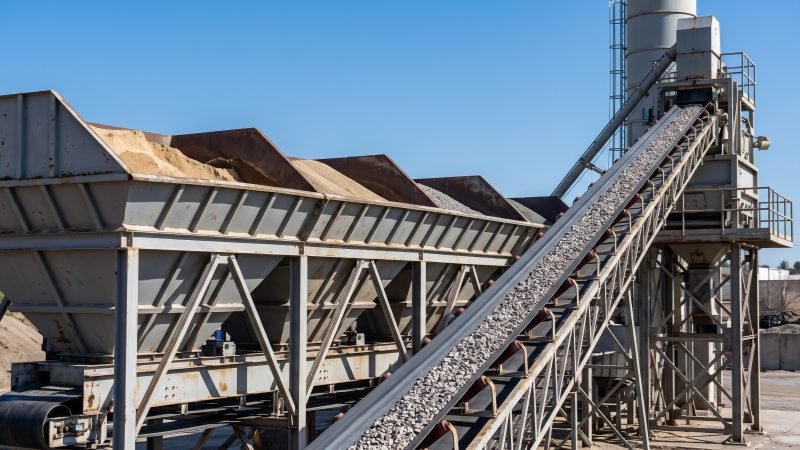 Aggregate Conveyor Belt System and Storage Bins